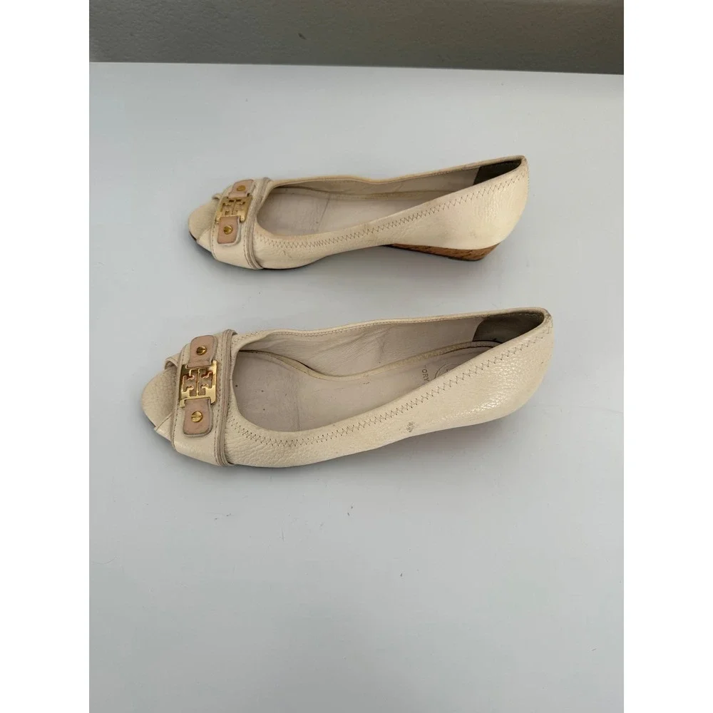 Tory Burch Cream Leather Peep Toe Cork Wedge Heels Gold Reva Logo Size 9.5 Flaw